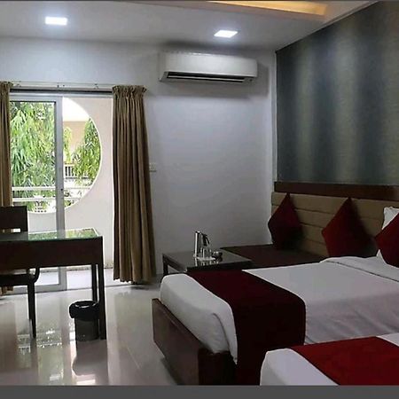 Hotel Raviraj, Chhatrapati Sambhaji Nagar アウランガーバード エクステリア 写真